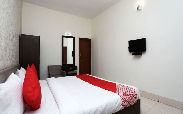 OYO 11937 Hotel Meedo