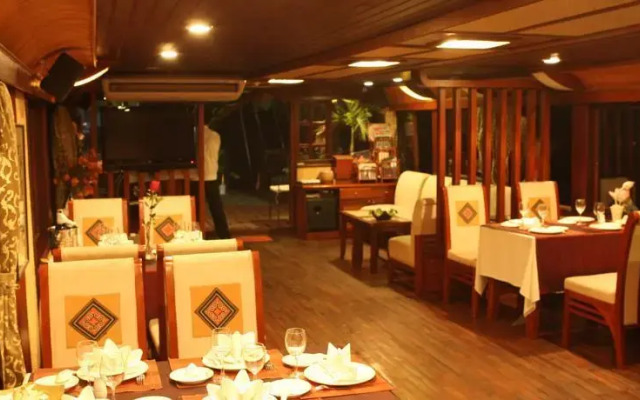 Halong Classic Sail