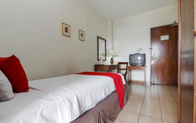 RedDoorz Plus near GBK Senayan