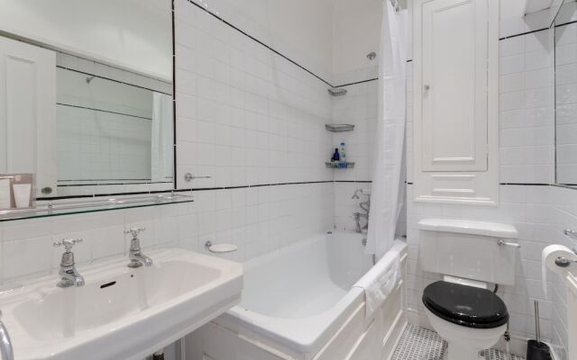 2 Bedroom Apartment in the Heart of Angel