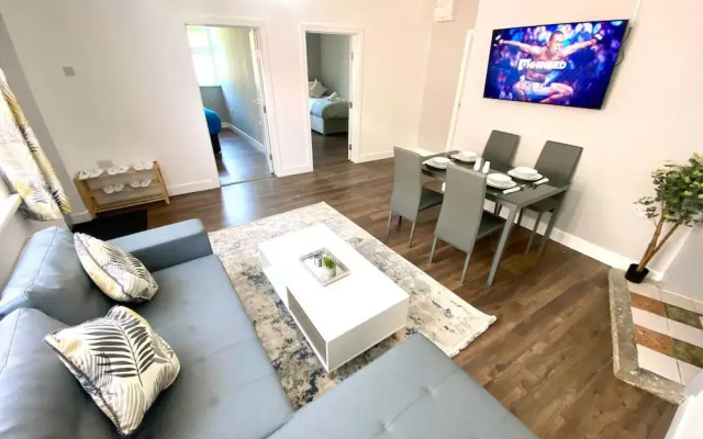 2 Bed Town Centre Free Park Wi-Fi Garden