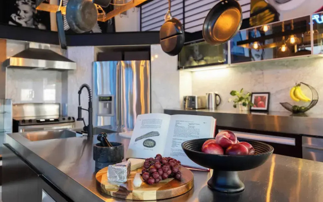 Skyline Lofts by Avantstay: a Multi-level Industrial-chic Retreat in Dtla With Rooftop Views, Soaring Ceilings & Steps to Dining, Music & Culture