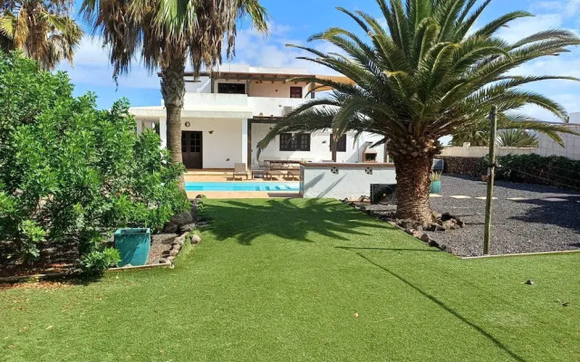 Lajares Villa-sleeps 6-free Parking-playground