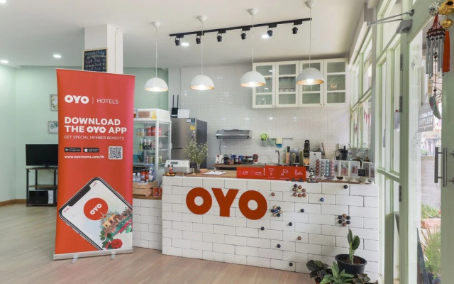 OYO 724 Green Light Cafe and Bed Hostel