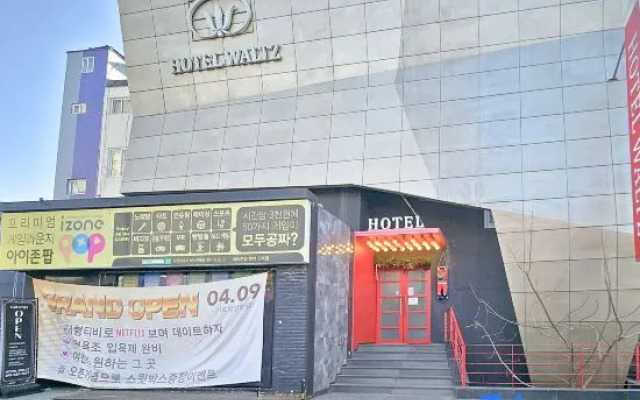 waltz hotel