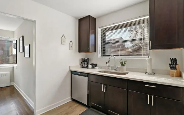 Comfy 2BR Rogers Park Apt in Sheridan