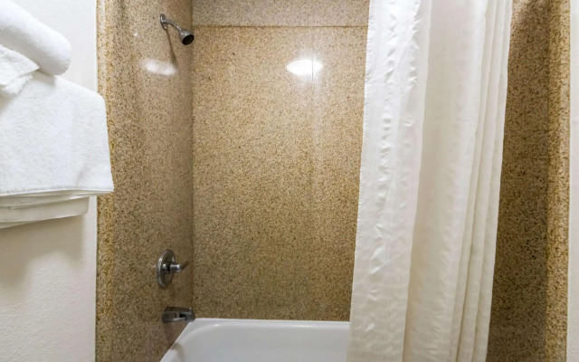 Econo Lodge Little Creek