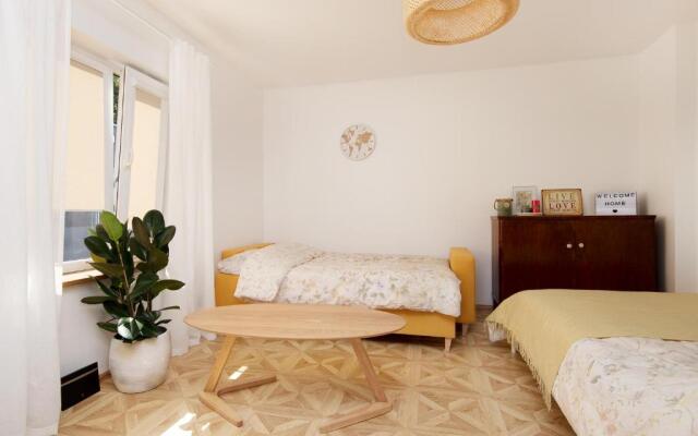 Cute apartment, next to old town, with free parking