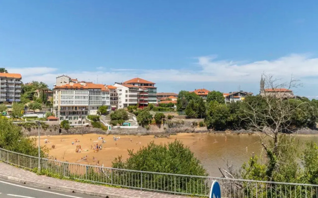Antigua casa de escritor junto a la playa