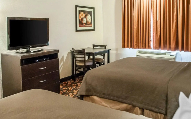 Econo Lodge Inn & Suites