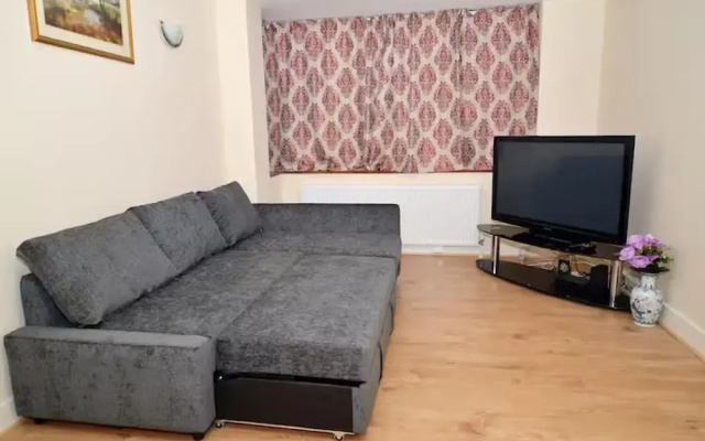 Family- Near Lcy Airport- Sleeps 6- Parking- Wi-fi
