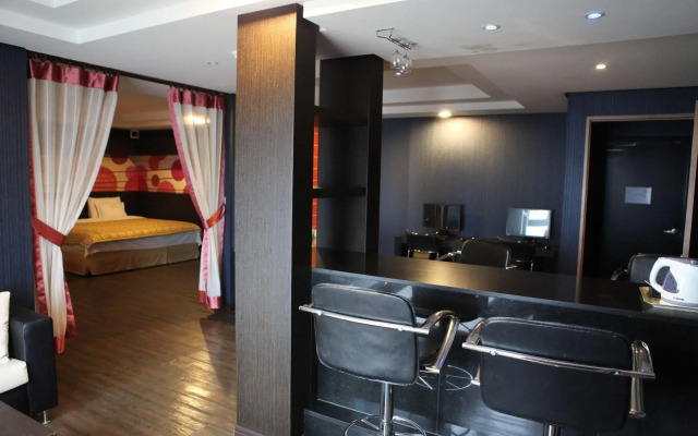 V Hotel