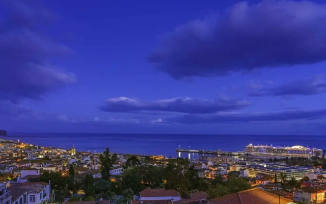 Duplex With sea and Mountain Views, Casa do Castelo