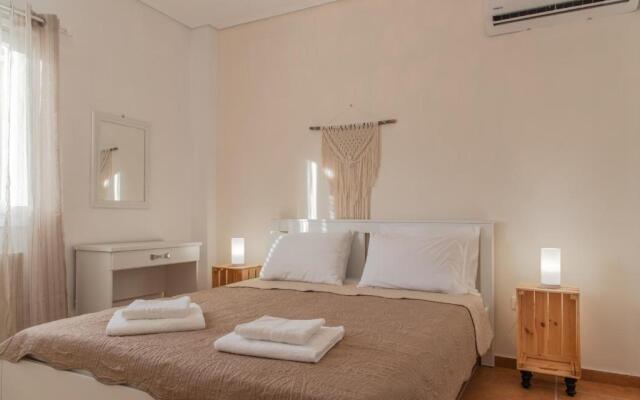 Eleni's Seaview House