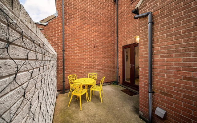 Charming & Central Apt w/ Garden & Free Parking