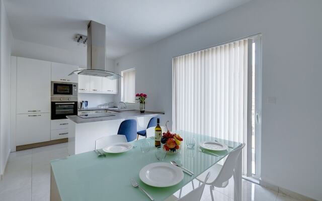 Spacious Apartment Steps to the Promenade