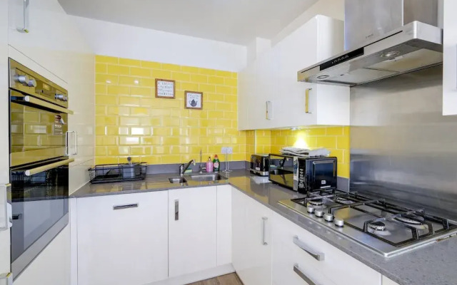 Foxherne 6 Bed & 3 Bath Serviced Hse -20