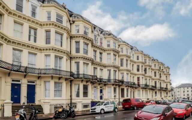 3 Queens Gardens Sea View Apartment