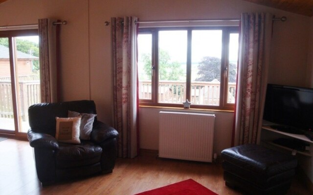 Woodpecker Lodge With Hot Tub Near Cupar, Fife