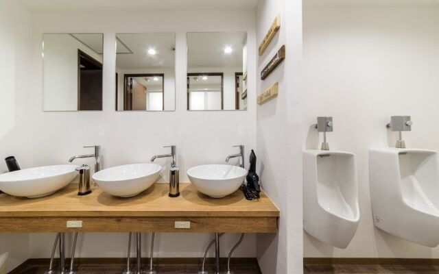 withB Hostel Suitengumae