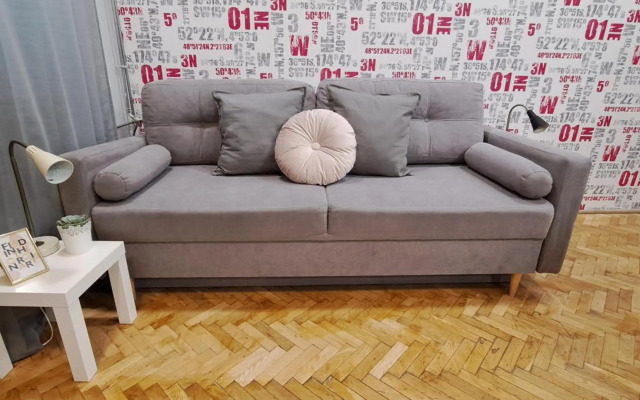 6-Pack Apartment in the Party District