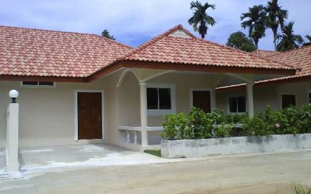 Lovely House With Access to Large Swimming Pool and Near Chalong Pier Num001