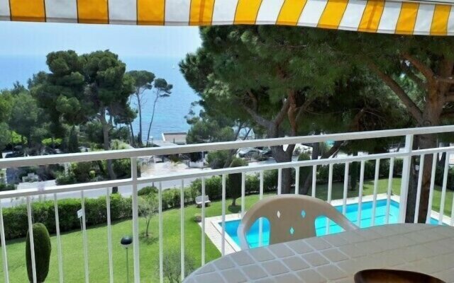 Apartamento con vistas al mar y piscina en la cala “Cap Roig”