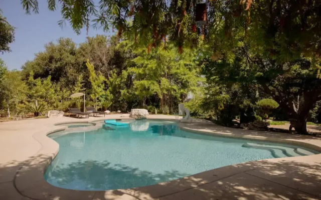 Zen Mountain Getaway w a Pool Hot Tub 5 Beds