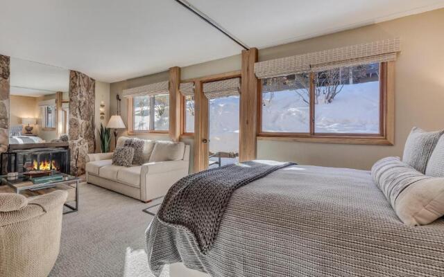 Laurelwood Condominiums 402