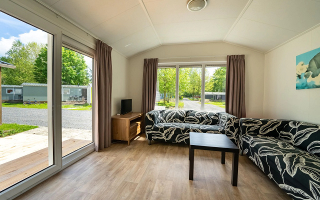 Nice chalet with a combination microwave, in a holiday park near Amsterdam