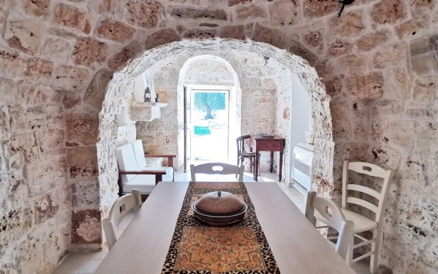 Antico trullo ristrutturato con piscina e giardino