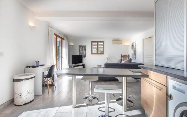 Quiet large 3-bedroom apartment with terrace, garden & incredible Mountain view