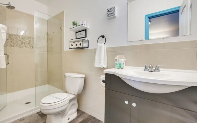 Hollywood Beach Bungalow Near Golf: Pets Welcome!