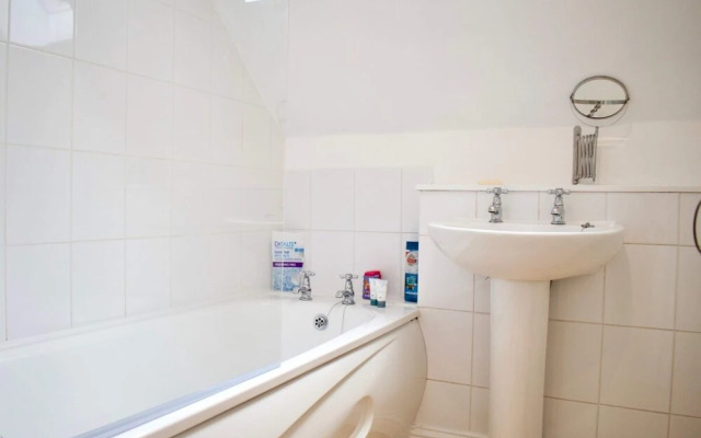 Modern And Charming 2 Bedroom Old Town Apartment