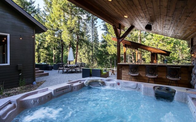 Riffle River Lodge 3 Bedroom Home by NW Comfy Cabins by RedAwning