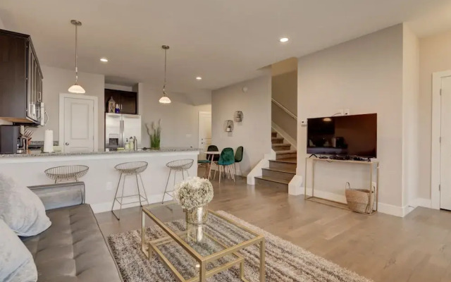 Marbella Lane Executive Townhome, 20 mins to Boulder