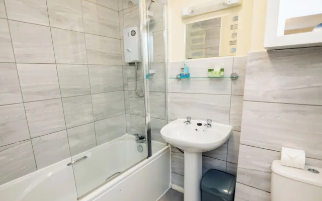 2 Bed Flat - Sleeps 4 - Parking - Wifi