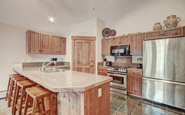 Bright + Scenic 2br - 7ppl Steps To Ski Lifts + Main Street 2 Bedroom Condo by RedAwning