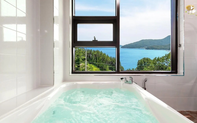 Geoje Marine Castel Pension