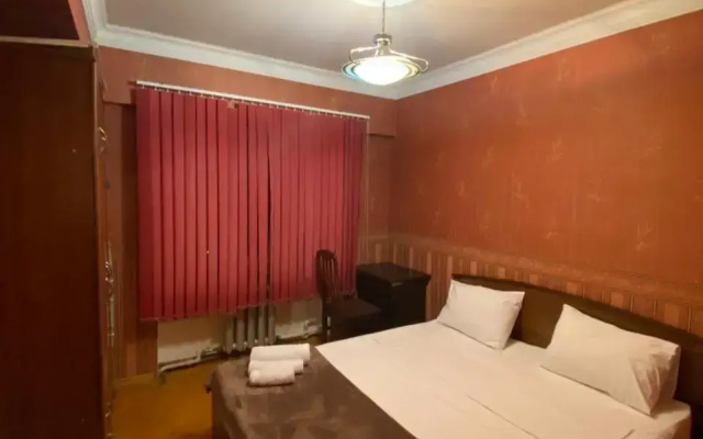 Lovely 1-bedroom flat with a full view of F1 DRS zone and Flame Towers