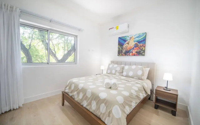 Caribbean Breeze - 2BR Apartment Close to Beach!