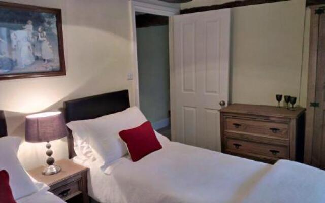 Cotswolds Valleys Accommodation - Medieval Hall - Exclusive use character three bedroom holiday apartment