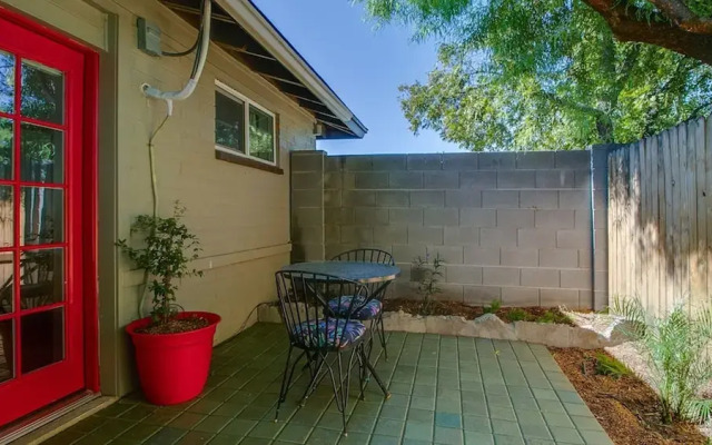 Charming Mid Town Guest House W/private Patio!