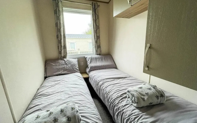 Caravansleeps6-hottub-garden-waterwonderland