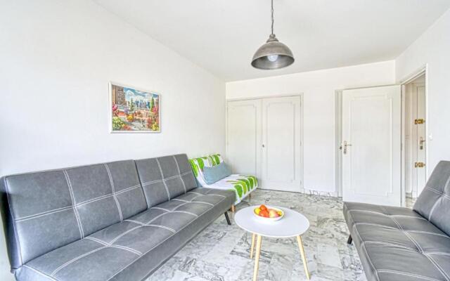 Bright Apartment near Croisette with terrace and parking by GuestReady