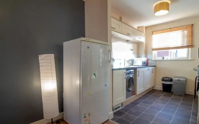 Bright & Spacious 4BD Suburban Home- Free Parking!