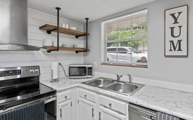 Modern 2br Condo in the Smokys!