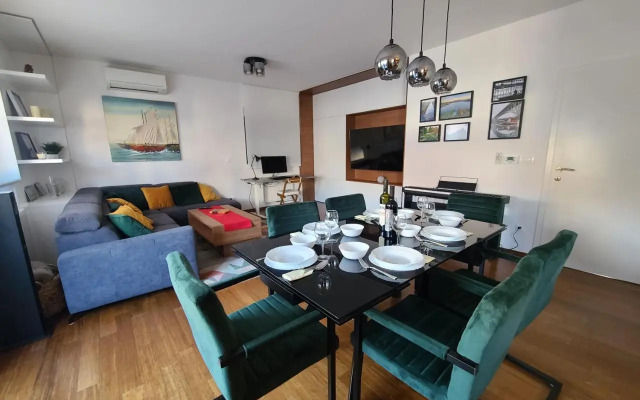 Modern 4-Star luxury apt - WFH Ready, Free Parking
