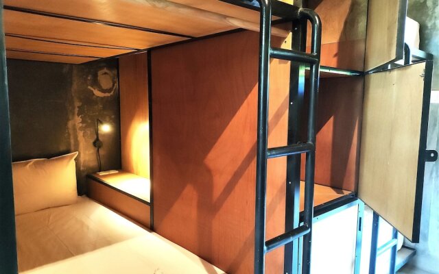 Mangroove Bay Boutique Hostel