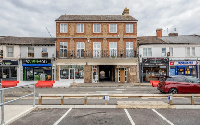 Luxury 3 Bedroom Apartment with Parking